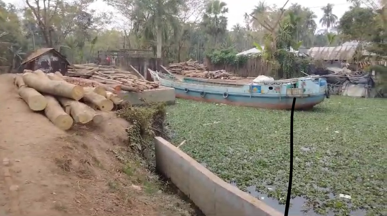 Waste and hyacinth in stagnant water are damaging the environment and spreading diseases since the water flow in rivers and canals has stopped.