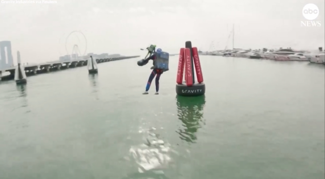 World's first! “Jet Suit Race” in which “flying suits” soar through the air Held in Dubai.