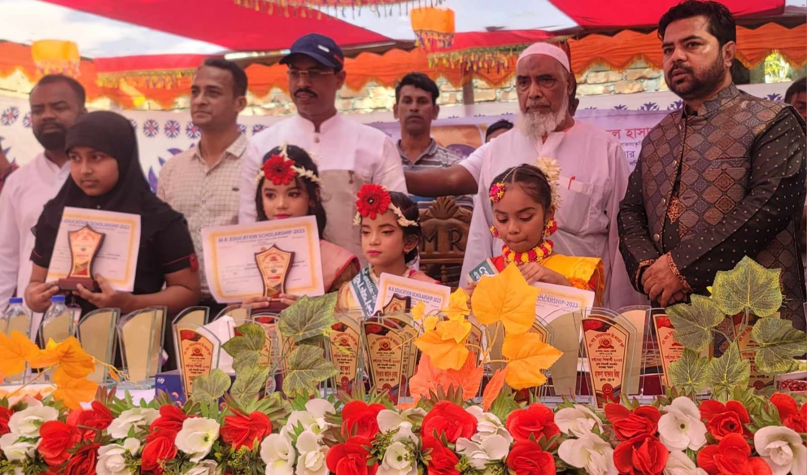 In addition to certificates and memento monies given to deserving students by Tanelpool and regular scholarship recipients.Photo voce7news.tv