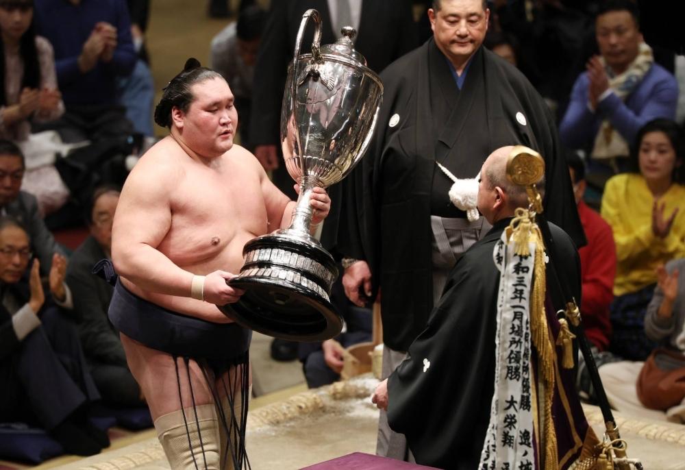 At Ryogoku Kokugikan in Tokyo on Sunday, Terunofuji (left) defeats Kotonowaka in a tiebreaker to win the championship. | Photo Collected 