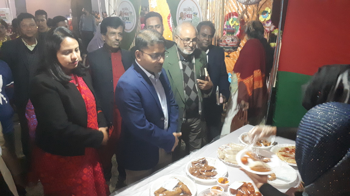 Narsingdi Shilpakala Academy premises inaugurated a 3-day pitha festival, District Administrator and District Magistrate, Dr. Badiul Alam Prof. Golam Mostafa Mia, former Principal, Narsingdi Government College and Narsingdi Chamber of Commerce, President, Alhah Abdul Momen Mia, were present as special guests. The meeting was presided over by the Cultural Officer, Mosa. Sayla Khatun. Presentation, Md. Altaf Hossain Rana