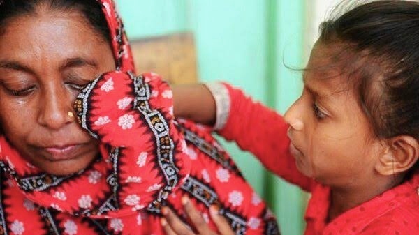 A child is wiping the mother's tears.     Photo: Social Media 