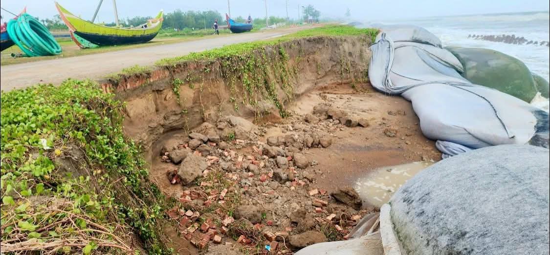 A fishing boat rests near the eroded edge of Teknaf Marine Drive Road, where tidal waves have breached the coastline and threatened nearby farmland and infrastructure. (Photo: V7N)