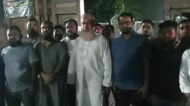 Jamaat-e-Islami Dhaka-19 MP candidate Maulana Afzal Hossain seen at Jahangirnagar University main gate during JAKSU vote counting, accompanied by party supporters.