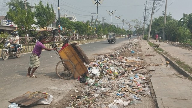 Overflowing waste at Rajshahi’s dumping site spreads pollution, posing serious environmental and public health risks to nearby communities.