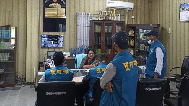 Anti-Corruption Commission officials inspect documents during a raid at Government Women’s College Dasar in Madaripur, investigating alleged irregularities in teacher recruitment.