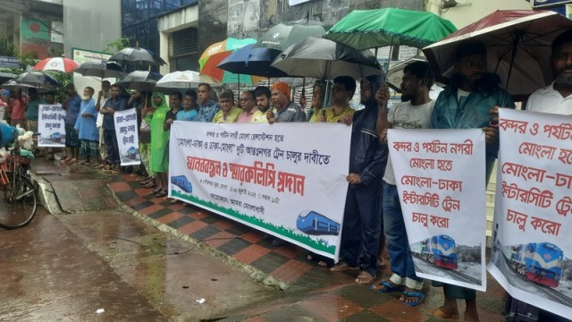 Citizens of Mongla form a human chain at the Municipal Market area on July 8, demanding immediate launch of intercity train service between Mongla and Dhaka. (Photo: V7N)