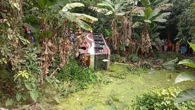 One Dead, About 25 Injured as Unfit Local Bus Crashes into Pond in Madaripur