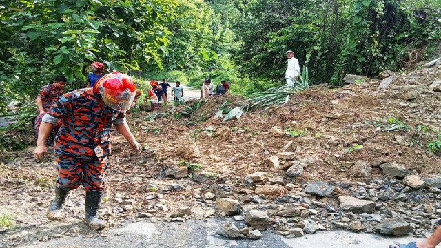 Landslides on Sajek-Baghaihat Road leave hundreds of tourists stranded as rescue efforts begin.