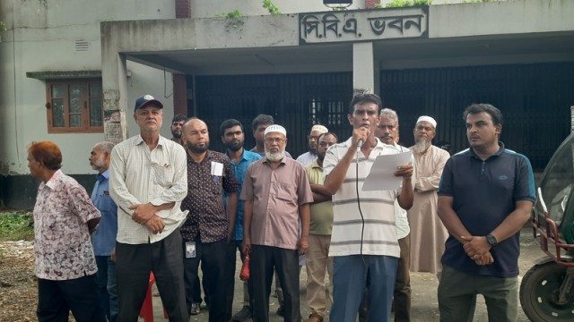 Former CBA President Nasir Uddin Chowdhury addresses protesting Mongla Port workers, demanding immediate union elections and accountability for alleged financial irregularities, August 3, 2025.