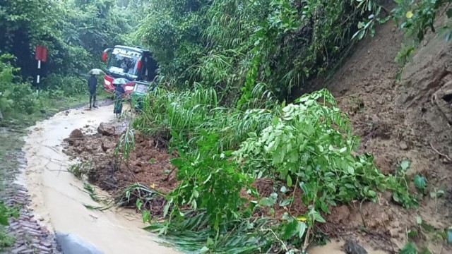 Vehicles stranded on the Marishya–Dighinala road in Baghaichhari after multiple landslides blocked the only inter-district route, following heavy rainfall on August 3.