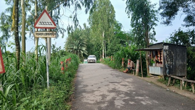 Unmanned railway crossing at Tenguria Para, Basail, Tangail, where local residents face daily safety risks due to lack of gatekeepers.