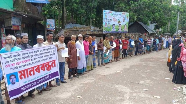 Villagers in Rajapur’s Keota Bazar gather for a peaceful protest demanding restoration of canal water flow and withdrawal of alleged false lawsuits, July 21, 2025.