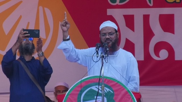 Faizul Karim, Senior Vice-President of Islami Andolon Bangladesh, addresses a rally in Jhalokathi, asserting that BNP is following the path of the fascist Awami League.