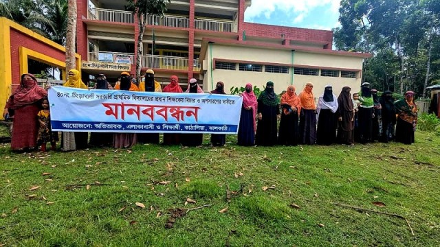 Parents and locals stage a protest in front of Chingrakathi Government Primary School in Kathalia, Jhalokathi, demanding the removal of the head teacher over allegations of negligence, misconduct, and student stipend irregularities. Photo: Aminul/V7N