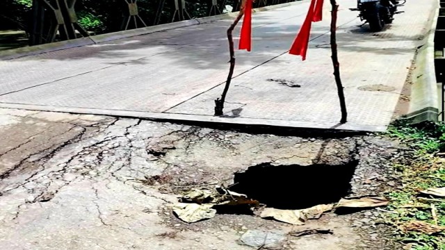 A large pothole has formed on the approach road to a Bailey bridge near a school in Gazirhat, Rajapur Upazila, Jhalokathi, posing a serious risk to passing vehicles.