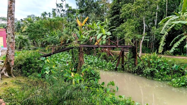 Abandoned Iron Bridge in Rajapur Faces Theft & Decay, Locals Urge Govt Action