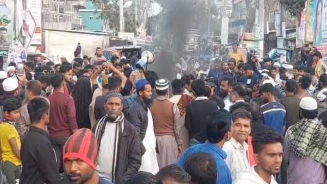 Highway Blocked in Jhalokathi as Students Protest Shooting of Activist Osman Hadi