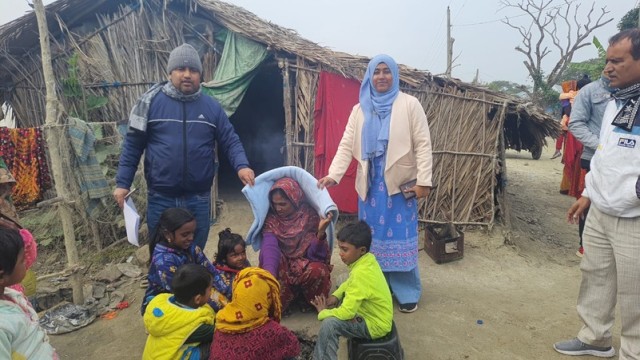 UNO Personally Distributes Blankets to Cold-Stricken Poor in Mongla