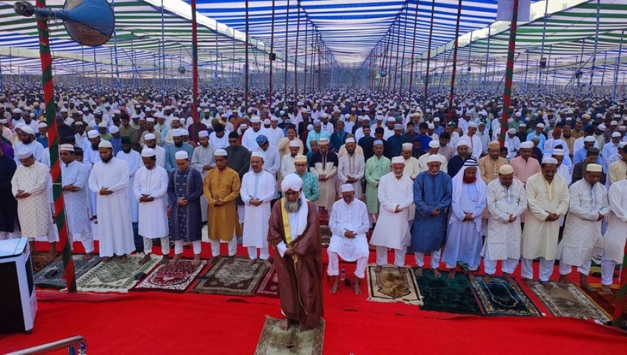 Khulna observes Eid-ul-Fitr with the appropriate respect.