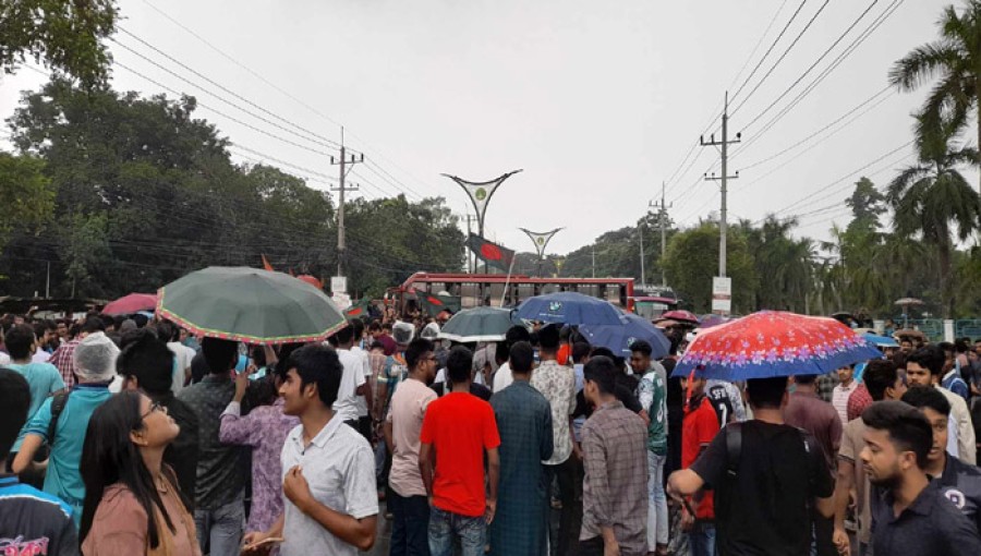 RU students blocking Dhaka-Rajshahi Highway in protest of the quota system, defying heavy rain.