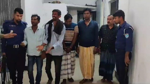 "Five members of an inter-district robbery gang arrested in Ashulia with local weapons and a mini pickup truck."