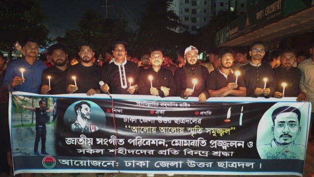 Activists from Dhaka North District Chhatra Dal gather for a candlelight vigil commemorating the sacrifices of July martyrs. (Photo: V7N)