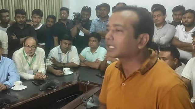 Jatiyatabadi Chatra Dal, (JCD) President Rakibul Islam Rakib speaks after submitting complaints over alleged irregularities in the DUCSU election.