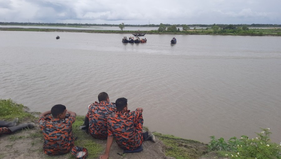 "Rescue teams, including police, river police, and fire service divers, are conducting a search operation in Mongla to locate the missing fisherman, Mahidul Islam, after a fishing boat capsized early in the morning." Photo: Voice7 News