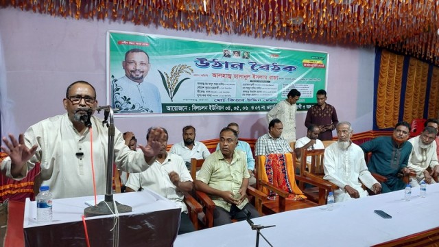 Hasanul Islam Raja speaks at a courtyard meeting on Monday night at the premises of Bilchalan B.L. High School in Chatmohar upazila, Pabna. (Photo: V7N)