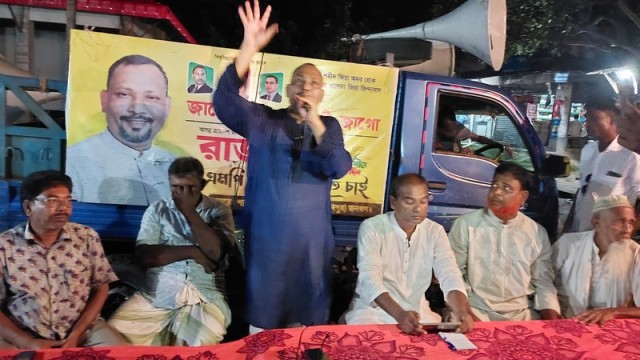 BNP leader and Pabna-3 nomination aspirant Hasanul Islam Raja addresses a gathering on Chatmohar Handial area on Saturday evening.
