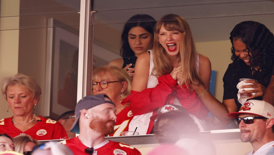 Taylor Swift Smiles for Photographers as She Arrives at Chiefs Game with Her Mom