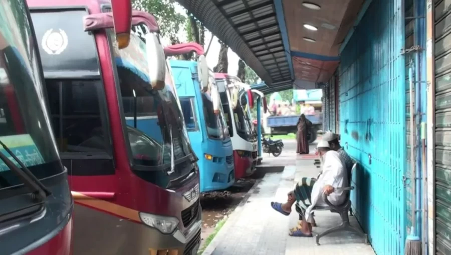 No buses departed from Natore’s terminals on Sunday morning due to the Anti-Discrimination Student Movement’s ‘all-out non-cooperation’ protest, causing major disruptions for commuters.