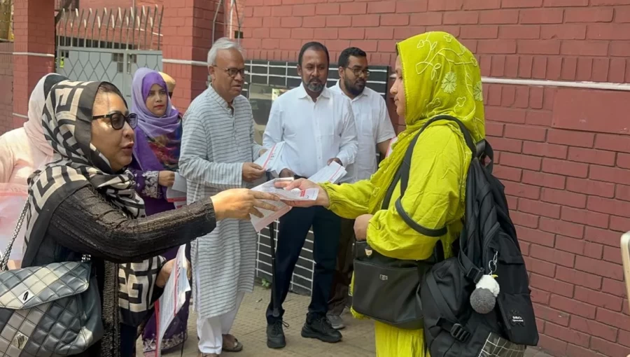 Rizvi was handing out pamphlets in the Banani area of Dhaka city to passersby, car drivers, and passengers.