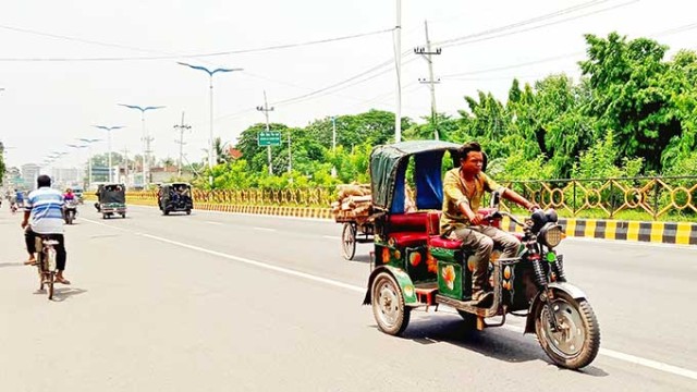 Vehicles move against traffic and at high speeds along the Rajshahi–Kesharhat road, a stretch increasingly plagued by fatal accidents due to widespread traffic violations. (Photo: V7N)