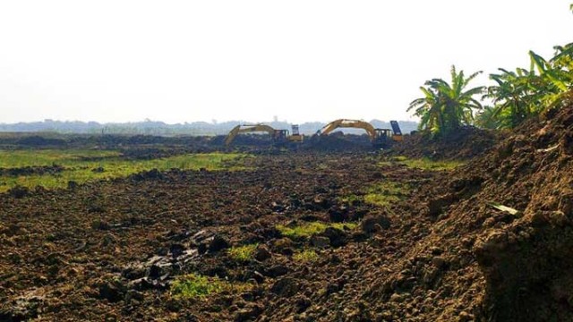Illegal Pond Excavation Underway on Agricultural Land in Mohanpur