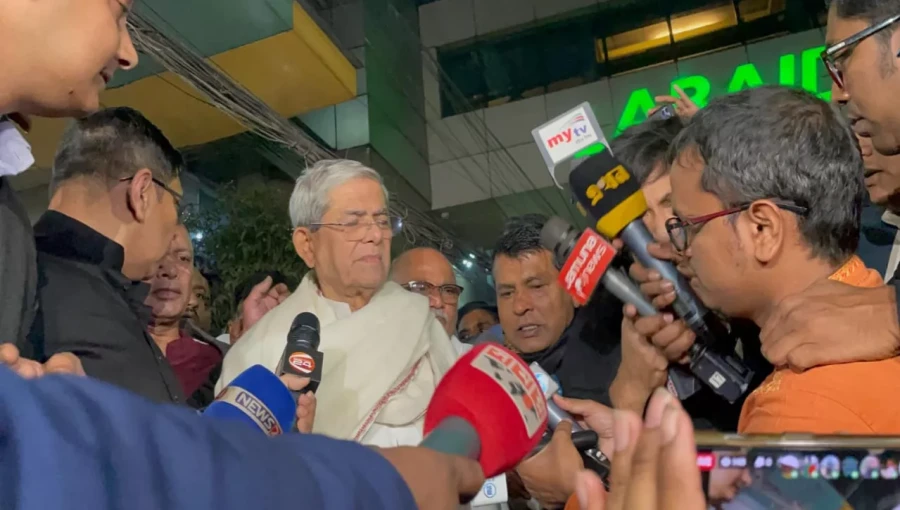 BNP Secretary General Mirza Fakhrul Islam Alamgir paying his respects to the late AF Hassan Ariff at Labaid Specialised Hospital.