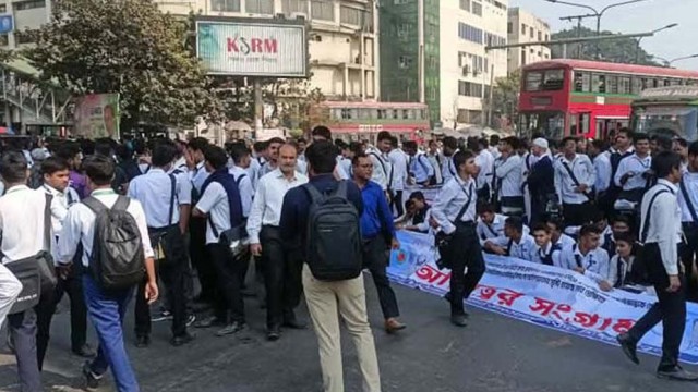 Govt College Students Block Shahbagh Over ‘Schooling Model’; Demand Independent HSC Structure