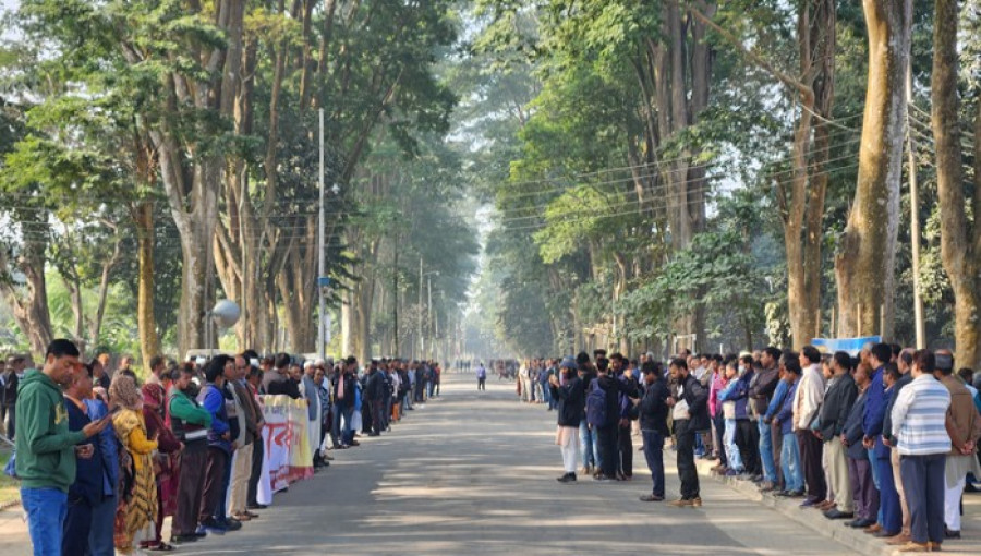 Over 400 Rajshahi University Employees Protest Abolition of 5% Quota Benefits