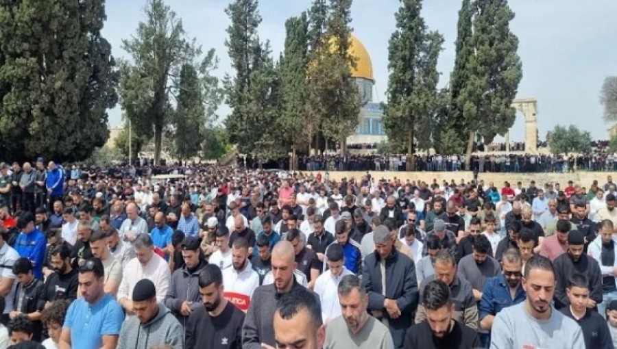 Muslims Defy Israeli Restrictions to Pray at Al-Aqsa Mosque during Ramadan