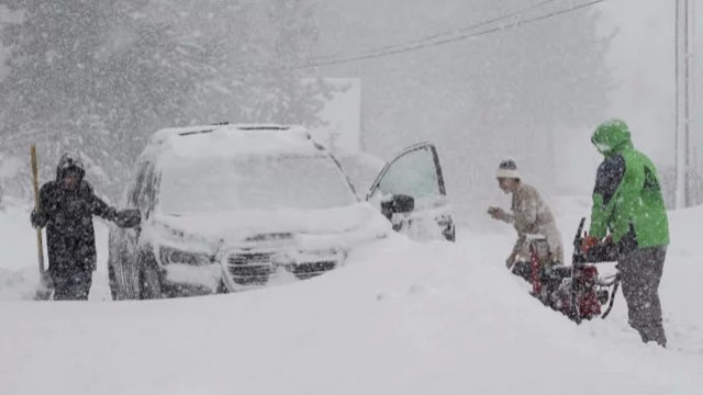 UK Blizzard Threatens Lives, Leaves Half a Million Homes Without Power