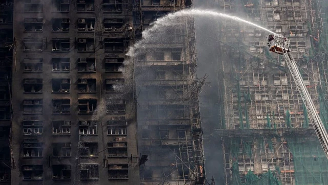 8 Arrested as Blaze in Hong Kong High-Rise Leaves 128 Dead, Hundreds Missing