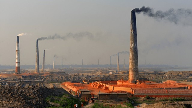 Thick black smoke rises from brick kilns near Dhaka, Bangladesh, contributing to severe air pollution and health risks in the region. (Photo: V7N)