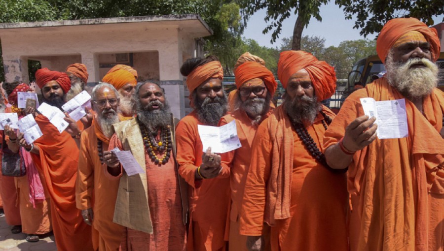 Indian election resumes as heatwave hits voters