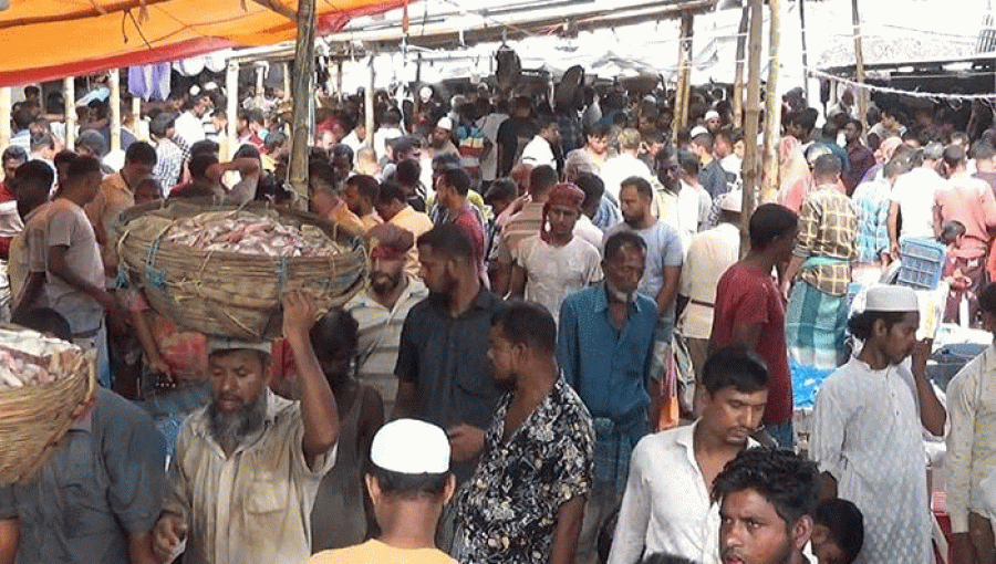 Huge Crowd to Buy Hilsa Ahead of 22 Days Ban