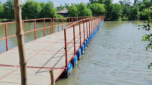 A newly built floating drum bridge in Bagerhat Sema Union provides safe river crossing for locals, replacing a risky bamboo structure and easing daily communication.