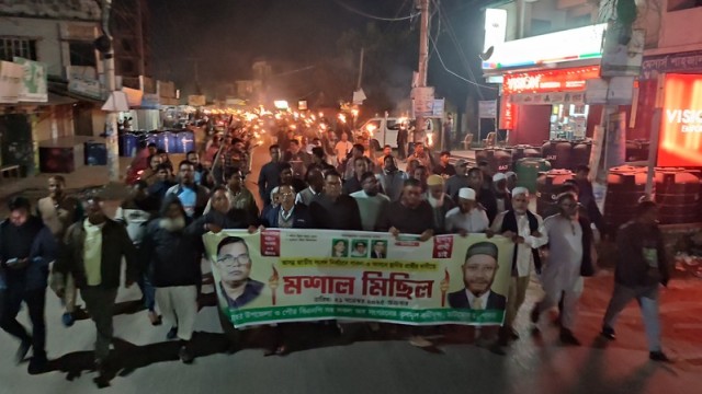 BNP Faction in Pabna-3 Stages Torch Rally Demanding Local Candidate Replacement