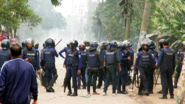 Police with BNP workers clashing in the Chandgaon area of Ctg