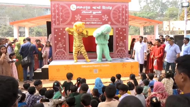 Holiday Crowd Brings Children to Life at Book Fair