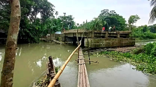 Bridge Deck Collapse Cuts Off Katakhali-Nalbunia Canal Residents in Jhalakathi